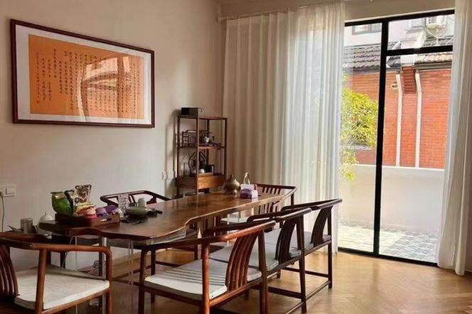 Jing'an temple Whole lane house floor heating 3brs apt with balcony;L14
