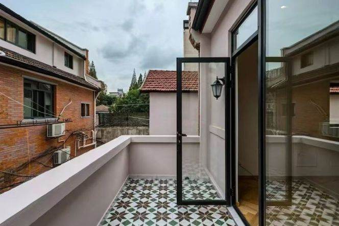 Jing'an temple Whole lane house floor heating 3brs apt with balcony;L14