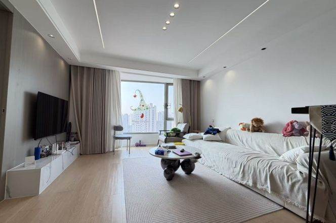 3 Brs, 2 Baths with Floor heating/Central ac/Oven/Dish washer, 150 sqm @ Yishan metro L9