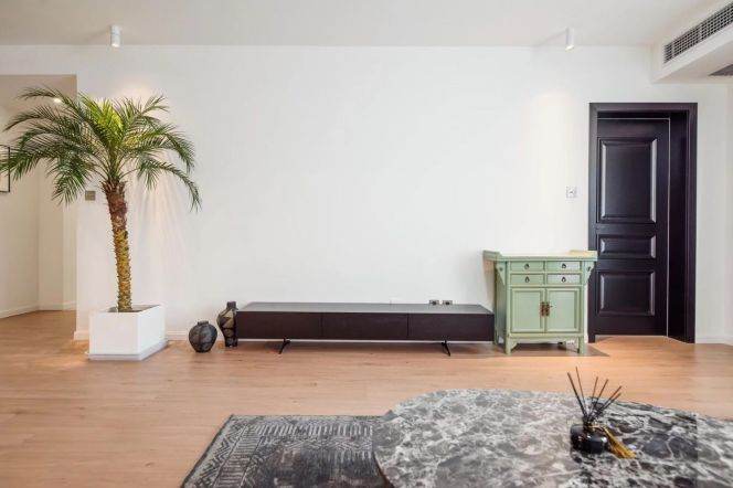 High-rise 2br Apt in west Nanjing Road circle