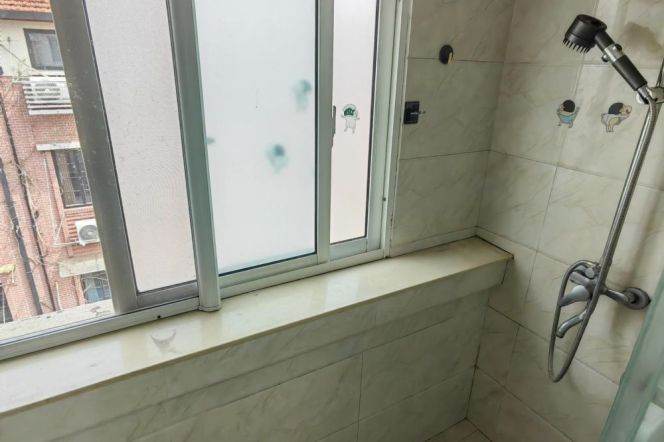 Cozy 1 br with good price next JiaoTong  University . easy walking to L 10/11 