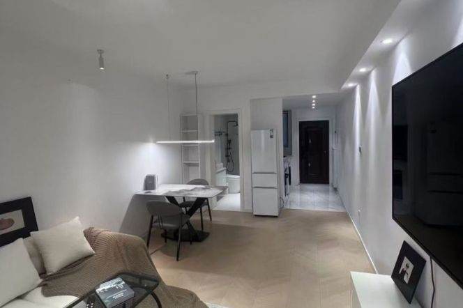 1bed@jiangsu rd.line2 5mins 江苏路一房