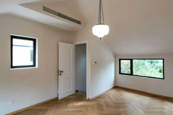 Jing'an temple Whole lane house floor heating 3brs apt with balcony;L14