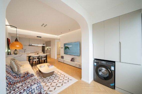 High-rise 2br Flat at Jing'an Temple