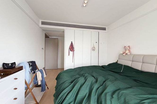 3 Brs, 2 Baths with Floor heating/Central ac/Oven/Dish washer, 150 sqm @ Yishan metro L9