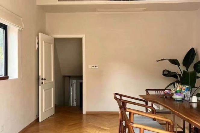 Jing'an temple Whole lane house floor heating 3brs apt with balcony;L14