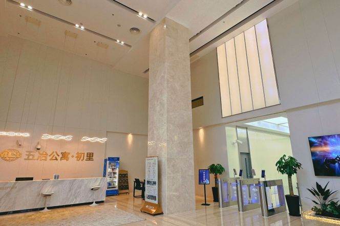 1br, subway L7, 6stops to JingAn temple, malls, key,6.3k