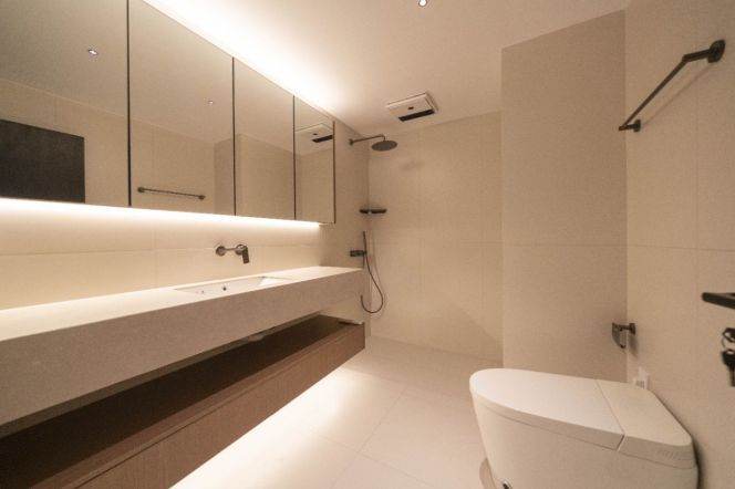 Jing'an Temple, with floor-to-ceiling windows, featuring a bright and spacious 2-brs apartment.