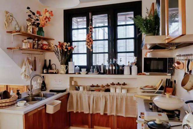 Old villa at Jiangsu Road subway station, 120 square meters, 3 bedrooms with high ceilings