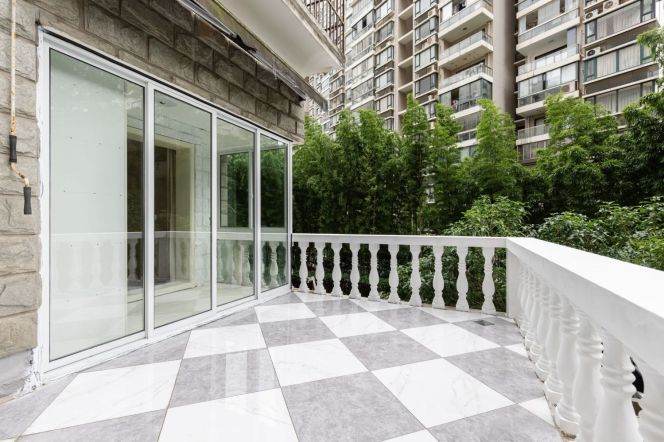 Wuning Road Metro Station, 2-bedroom with a terrace, view of greenery from the window