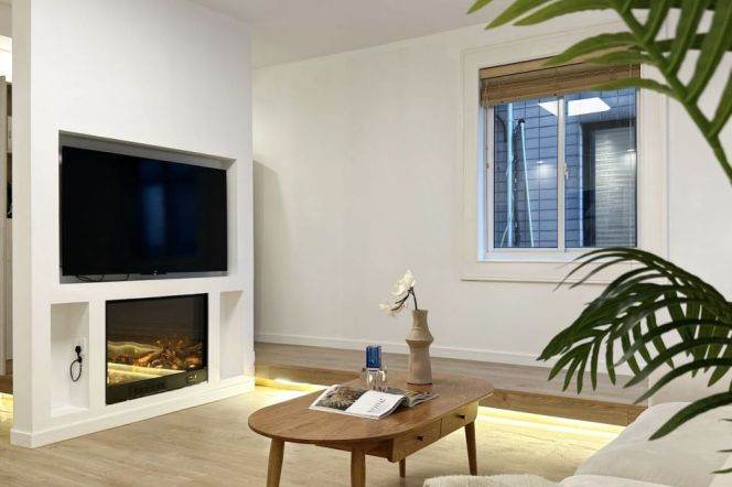 l7 changshou rd./L13 jiangning rd. 2beds+ 2baths high floor decent apt 