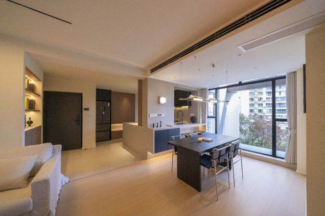 Jing'an Temple, with floor-to-ceiling windows, featuring a bright and spacious 2-brs apartment.