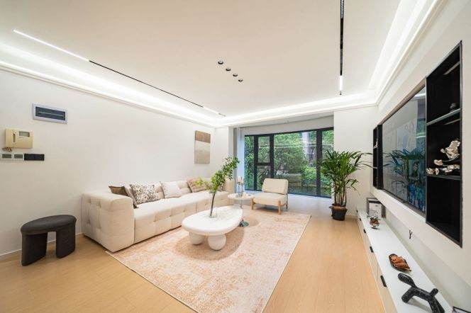 3 Brs, 2 Baths with Floor heating/Central ac/Dish washer, 130 sqm @ Weining metro L2