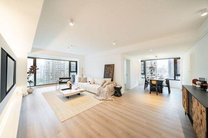 Luxury 3-Bedroom with Suzhou River View | Fully Upgraded & Ready to Move In