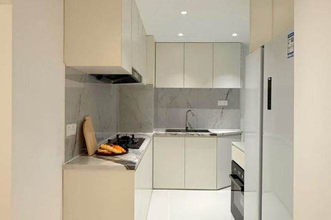 modern 3brs floor heating nice furniture just beside Zhong shan park line 2,3,4 only 21.5K