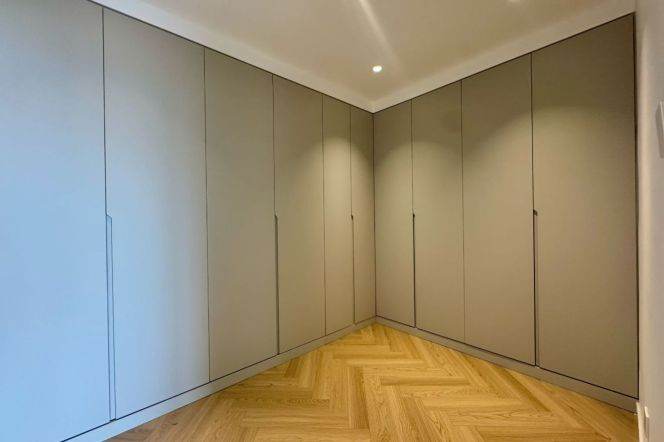  Well-located residence in Xuhui, near metro and downtown amenities.  