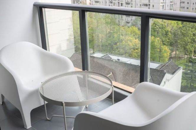 2 Brs, 2 Baths with Open Balcony/ Wall heating/Dish washer, 140 sqm @ West Nanjing metro L2