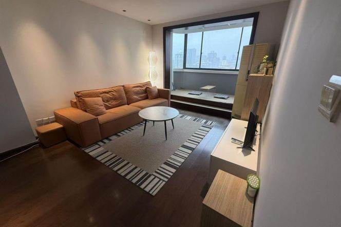 High floor 2 br in Old XuHui, 3 mins walking to L 1 HengShan Rd St.+ L 10 shanghai Library St.
