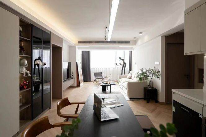 Prime central residence in Jing’an, close to metro and downtown amenities.