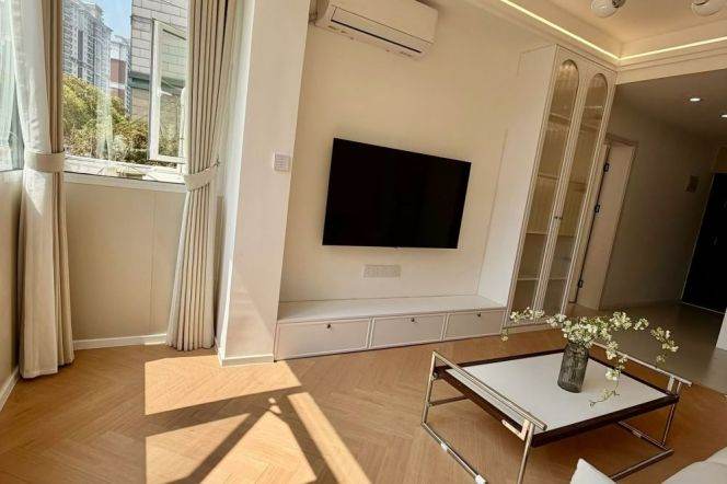 Newly Renovated Bright 1Br/2Lr/1Bt Super Close to L2/3/4 Zhongshan Park Station 