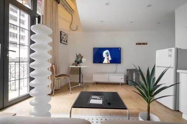 Lovely 1 br 1 lr w outdoor balcony  nr West Nanjing rd station 