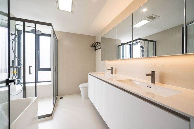 Brand new decoration 3brs with floor heating and balcony in Xujiahui area,