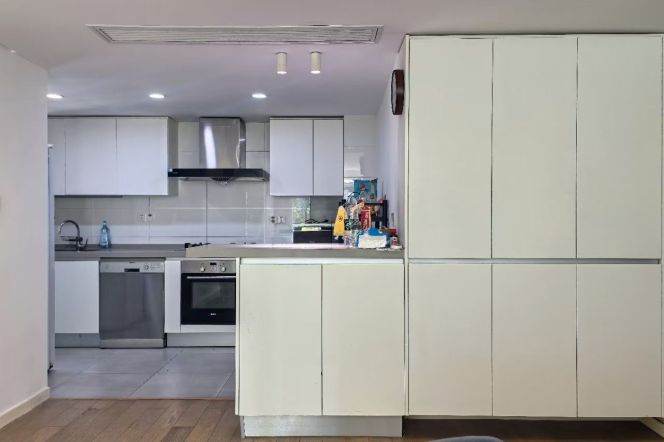 Nice 3br/136sqm & open balcony/heating@Jiangsu Rd & Line 2/11