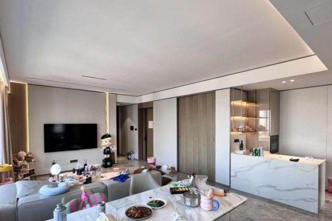 Premium residence in central Jing’an with heritage charm and prime location.