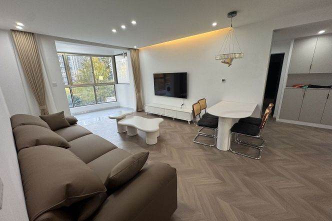 2+1 Rooms, 1 Bath with Floor heating, Brand-new Dec, 100 sqm @ Zhenping metro L7