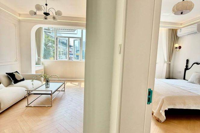 Newly Renovated Bright 1Br/2Lr/1Bt Super Close to L2/3/4 Zhongshan Park Station 