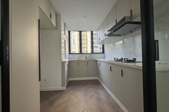 2+1 Rooms, 1 Bath with Floor heating, Brand-new Dec, 100 sqm @ Zhenping metro L7