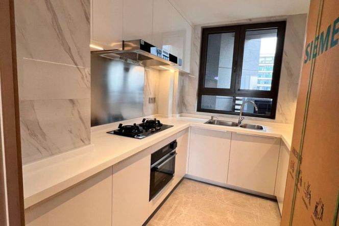 4 Brs, 2 Baths, Open Balcony, Floor heating, Oven, 140 sqm @ Panlong metro L17