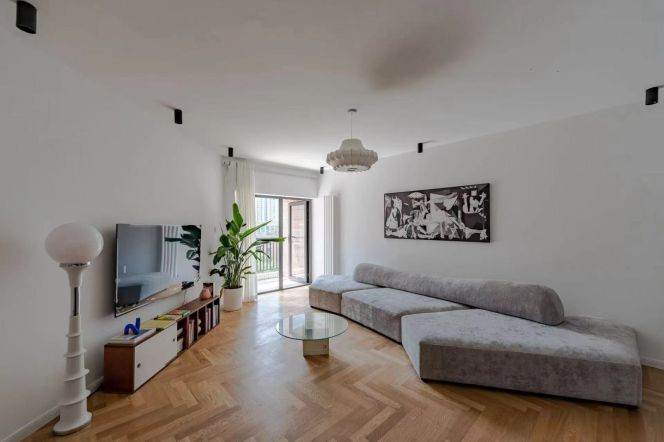 2 Brs, 2 Baths, Open Balcony/Central ac/Wall heating/Dish washer, 130 sqm @ Jiangsu metro L2&11