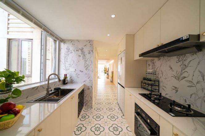 Modern 3plus 1 with floor heating and balcony belonged to Xintiandi area