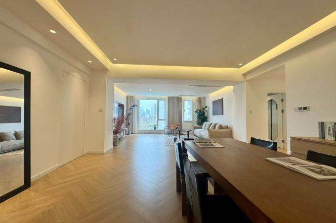  Well-located residence in Xuhui, near metro and downtown amenities.  