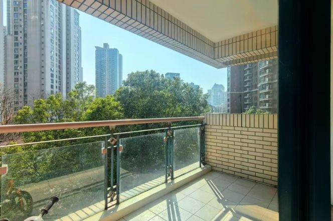 Nice 3br/136sqm & open balcony/heating@Jiangsu Rd & Line 2/11