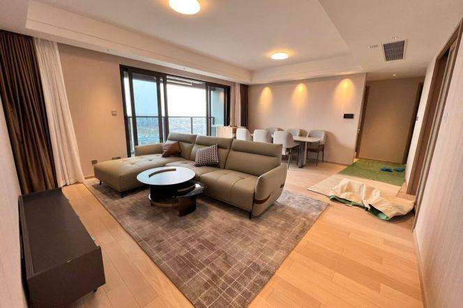 4 Brs, 2 Baths, Open Balcony, Floor heating, Oven, 140 sqm @ Panlong metro L17
