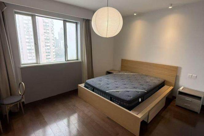 High floor 2 br in Old XuHui, 3 mins walking to L 1 HengShan Rd St.+ L 10 shanghai Library St.