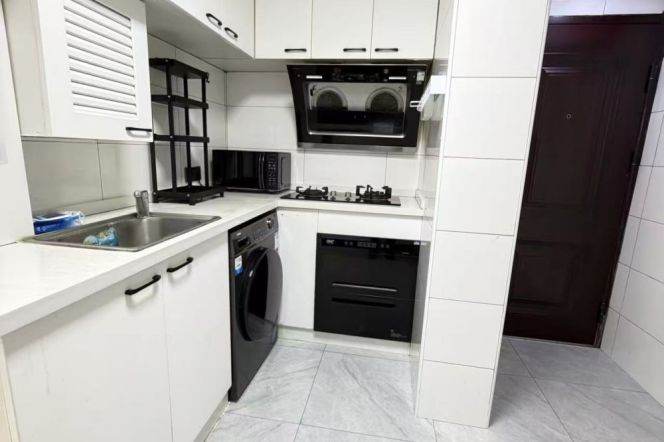 Modern 1br/60sqm & backyard @Zs Park & Line 2/3/4