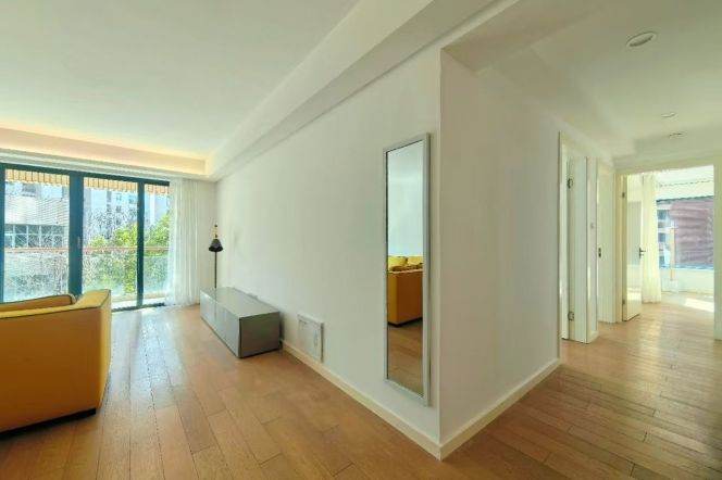 Nice 3br/136sqm & open balcony/heating@Jiangsu Rd & Line 2/11