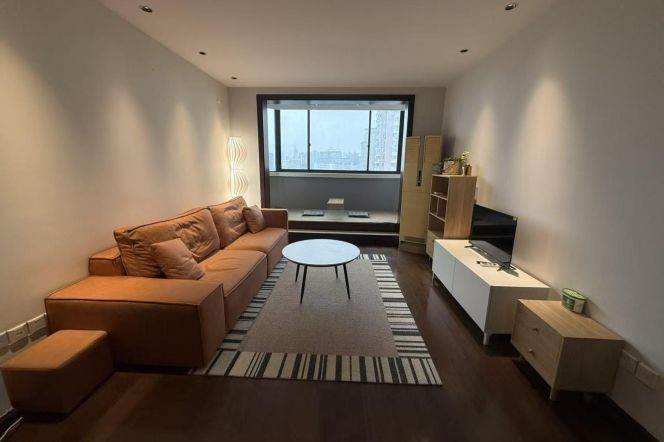 High floor 2 br in Old XuHui, 3 mins walking to L 1 HengShan Rd St.+ L 10 shanghai Library St.