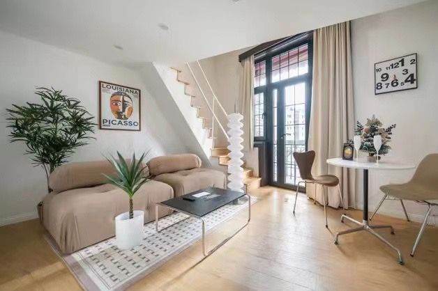 Lovely 1 br 1 lr w outdoor balcony  nr West Nanjing rd station 