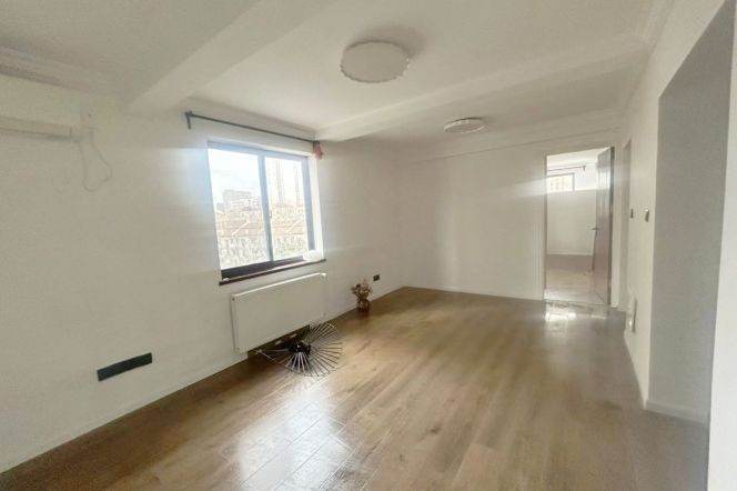 Bright elevator 2br Apt in Hengshan Road