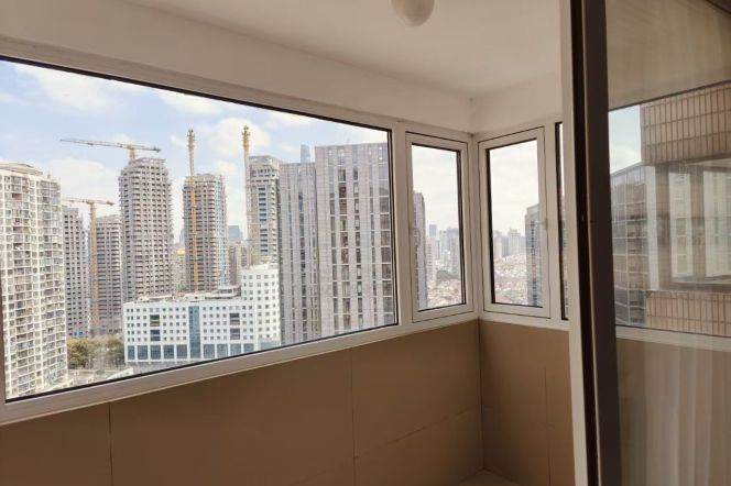 High-end residence in Xintiandi, steps from Laoximen Station (Lines 8 & 10). 