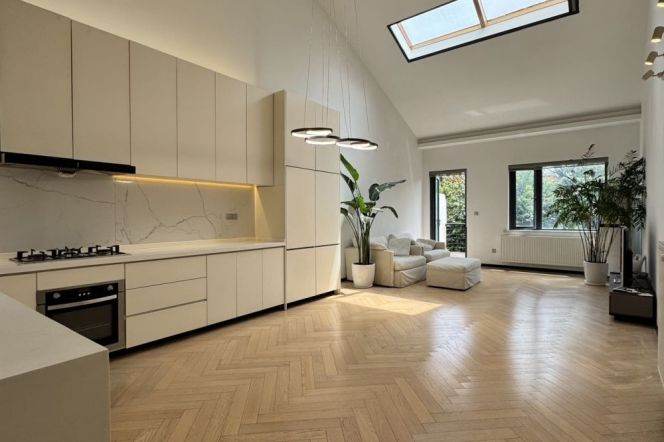 Greeny&High ceiling 3Br-2bathr Apt + 2 open balcony | Shanghai Library L10 & Hengshan rd L1