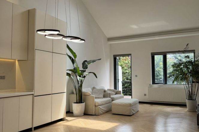 Greeny&High ceiling 3Br-2bathr Apt + 2 open balcony | Shanghai Library L10 & Hengshan rd L1