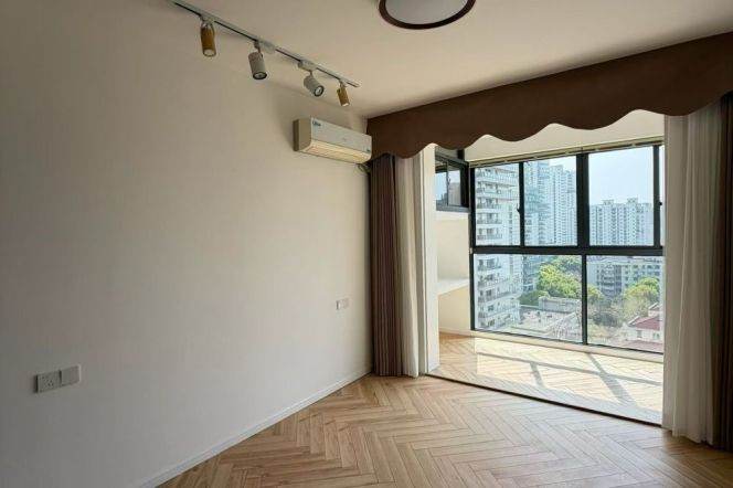3 Brs, 2 Baths with Balcony, Oven, 150 sqm, High rise building @ Jiashan metro L9&12