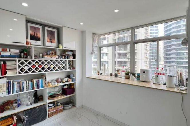 Bright n cozy high rise two bedrooms w floor heating  nr Jiangsu rd station 