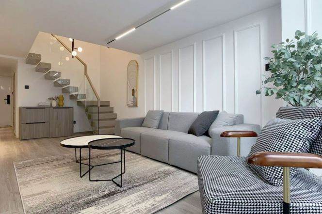 Beautiful high rise two bedrooms w floor heating  nr Changping rd station 