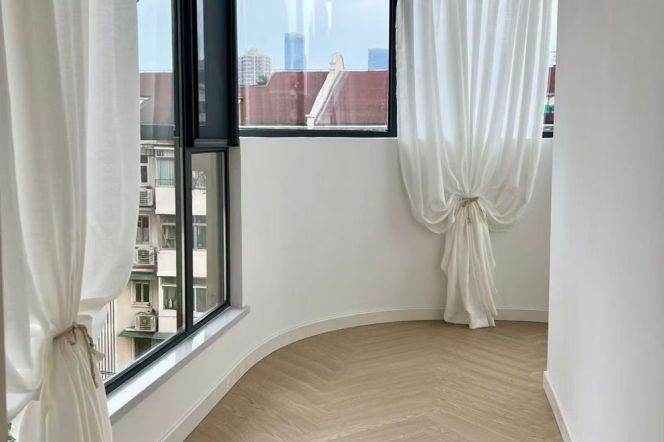Bright one bedroom elevator Apt+Scenic windows+Balcony+Oven@Changping Rd